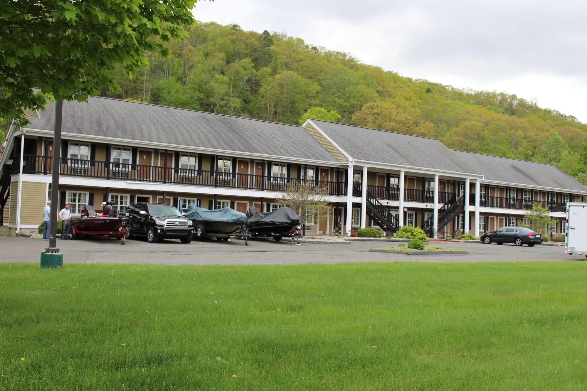 Newbury Inn Brookfield Extérieur photo