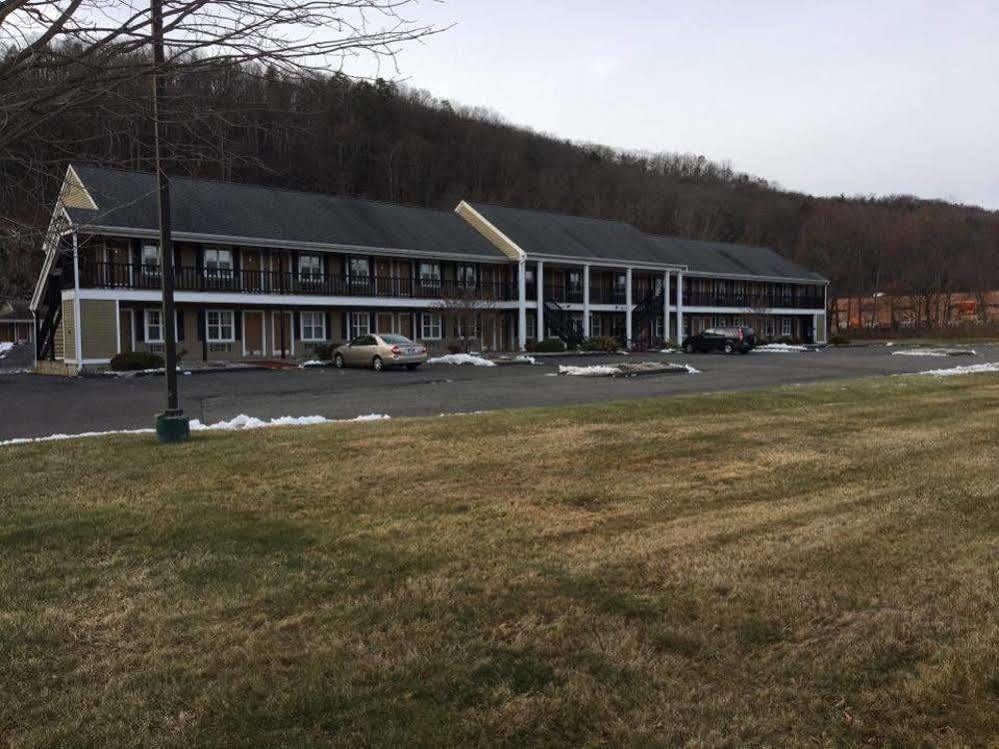 Newbury Inn Brookfield Extérieur photo