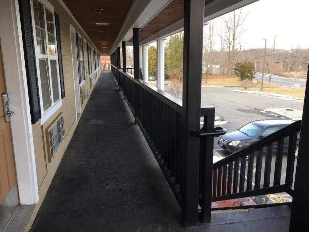 Newbury Inn Brookfield Extérieur photo